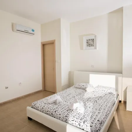 Picture Relaxing Beside Your Private Pool In Reading Your Favourite Book, 1260 بروتاراس